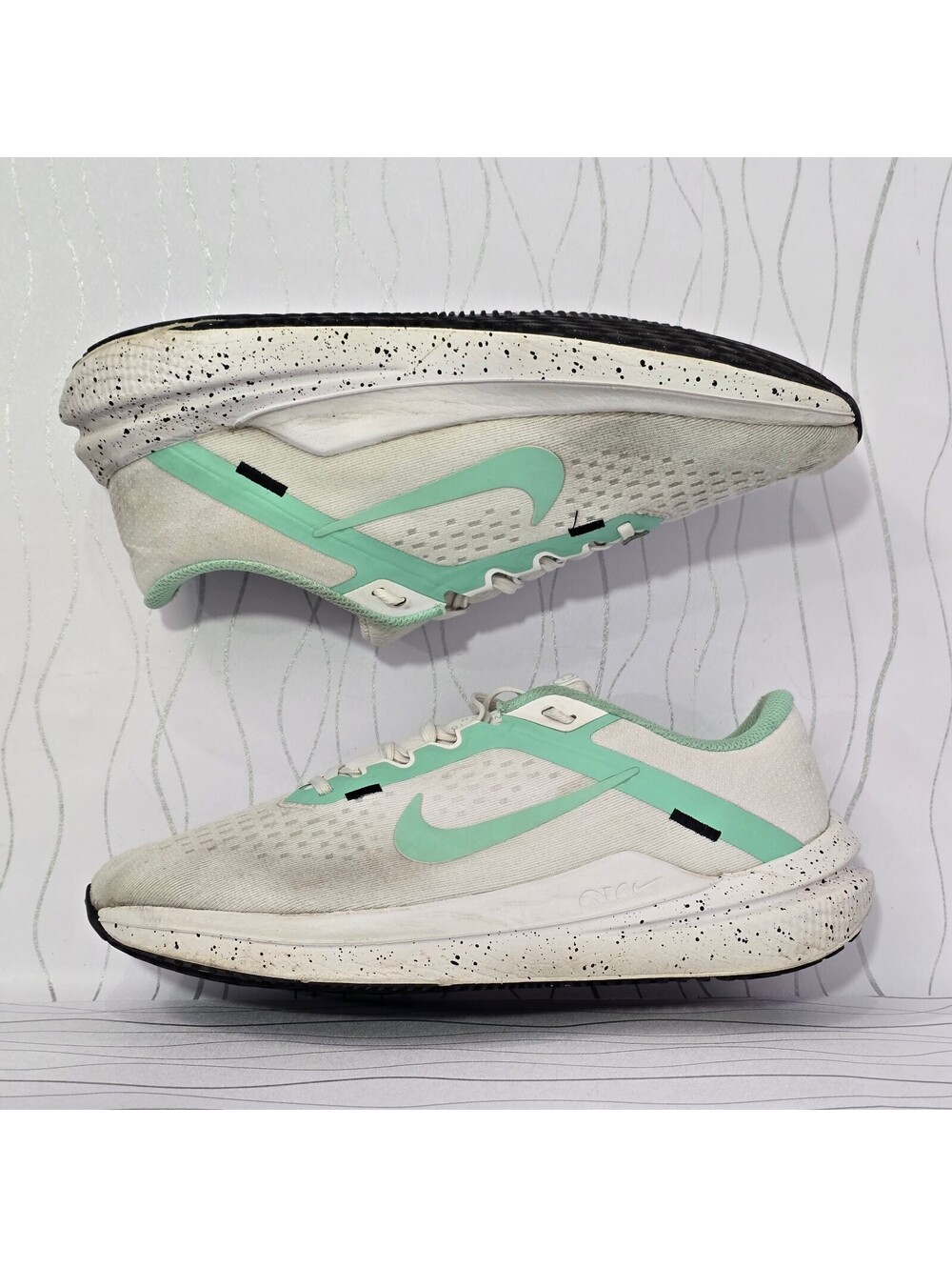 Nike Air Winflo 10 White Emerald Rise Women’s Size 8.5 Running FN7106-100